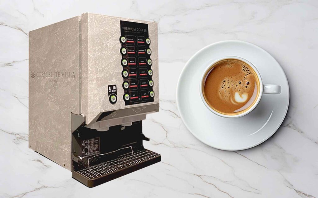 コーラルスイートヴィラのプレミアムコーヒーマシンと淹れたてのコーヒー。快適な滞在を彩る充実したアメニティ。